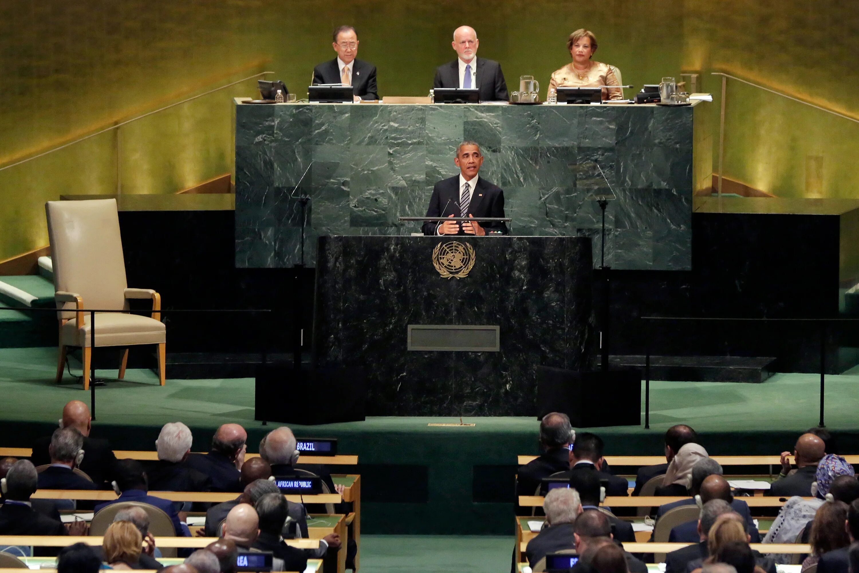 Трибуна оон. Трибуна Генассамблеи ООН. Выступающий ООН С трибуны. Трибуна ООН пустая. Фото трибуны ООН.