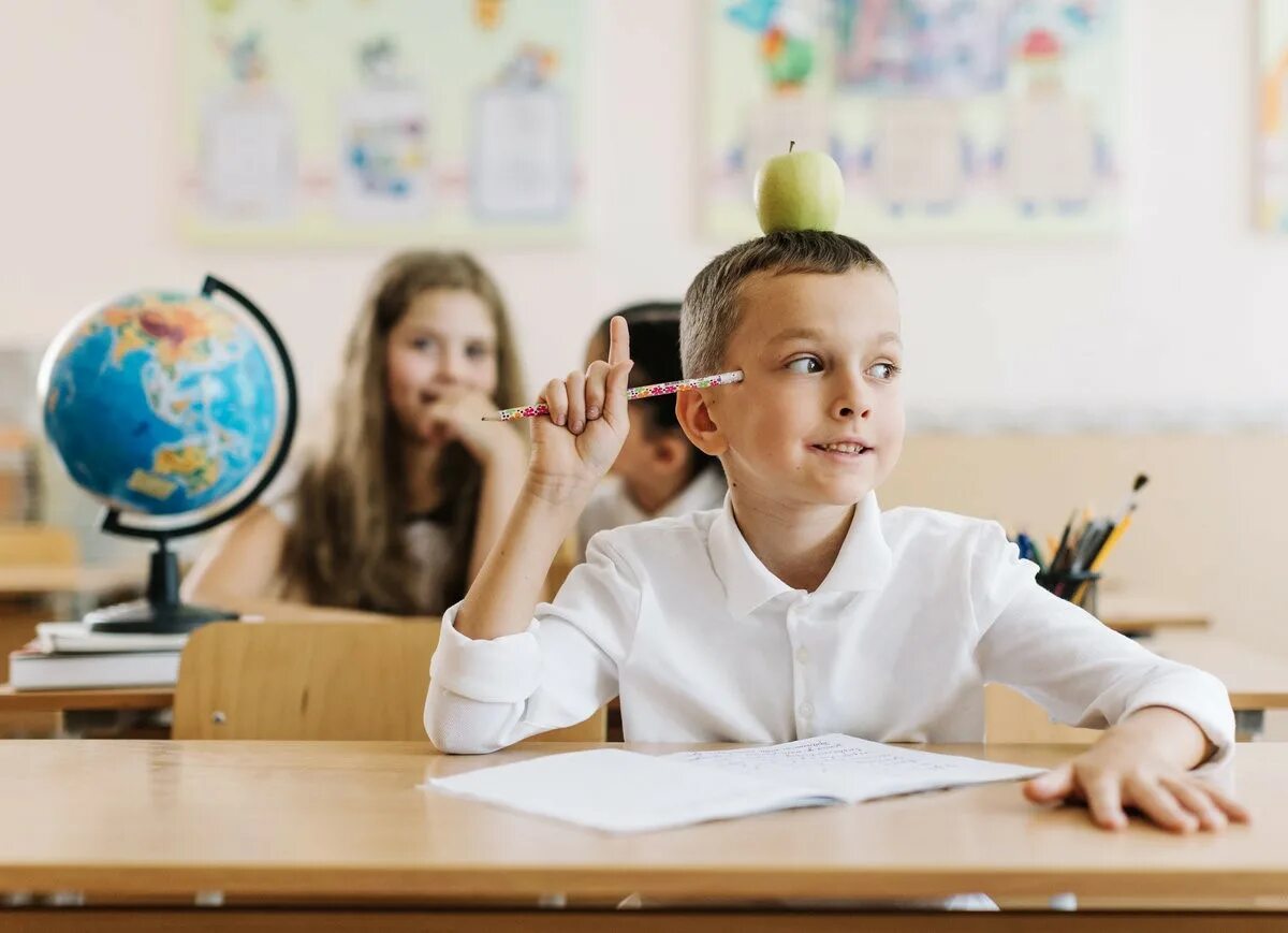 школьники в столовой. питание в школе. младшие школьники. дети младшего школьного возраста. фотосессия начальная школа.