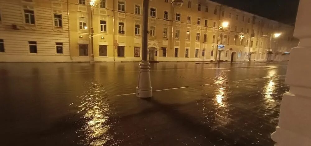 Ливень в Твери. Наводнение в Твери 2013. Потоп Волга Тверь 2013. Ливень на Тверской.