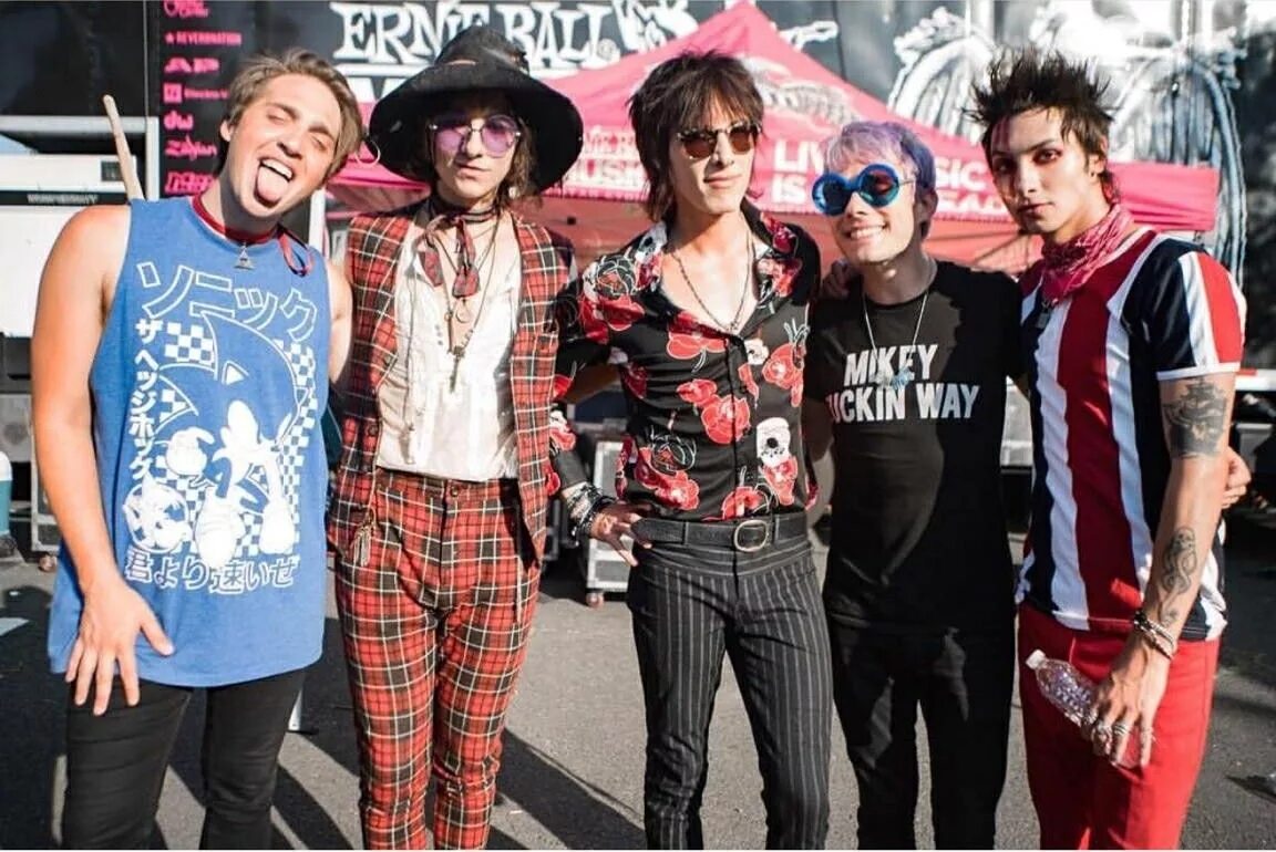 Show yet. Группа Palaye Royale. Waterparks группа. Ремингтон лейт из Palaye Royale. Palaye Royale ориентация.