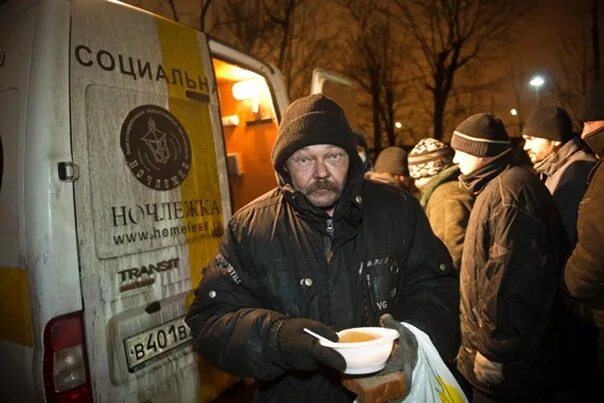 Целуется с бомжами в питере. Бомжи Санкт-Петербурга Ночлежка. Бездомные люди в Санкт-Петербурге.