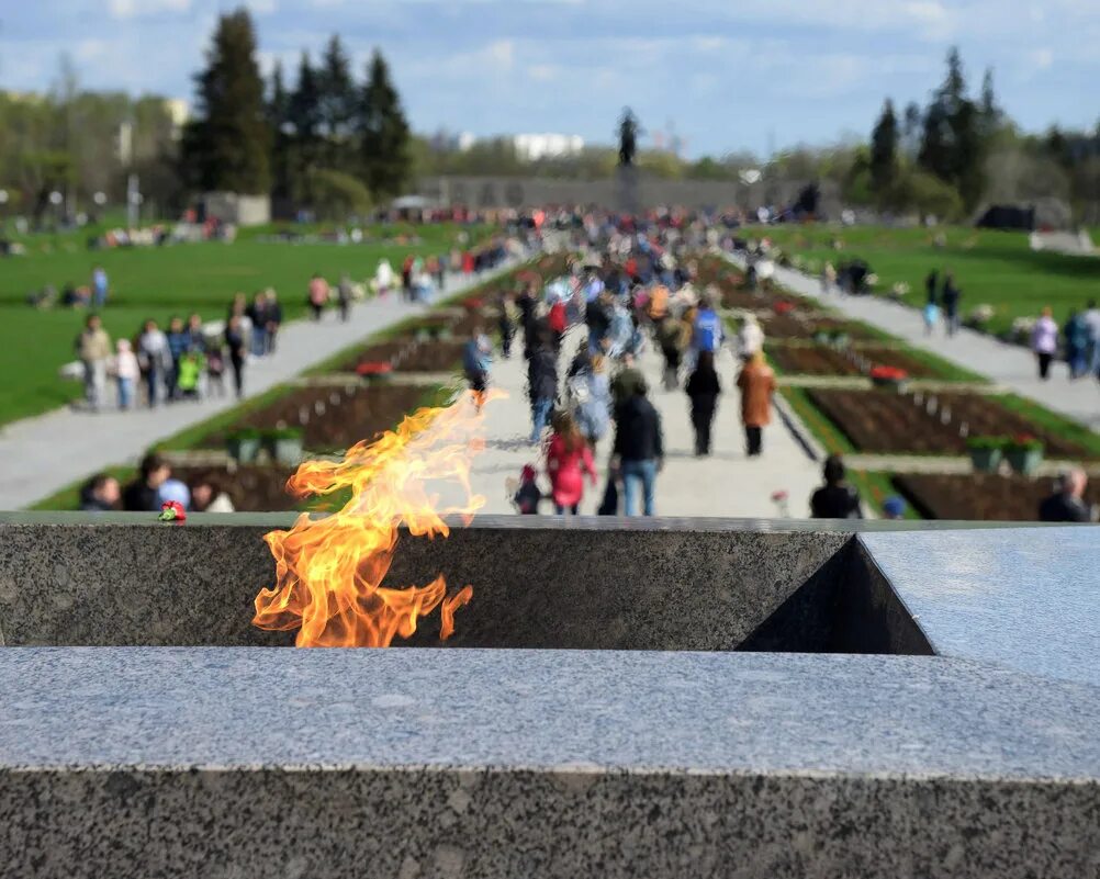 Пискаревка всеволожск. Пискарёвское мемориальное кладбище вечный огонь. Вечный огонь в Санкт-Петербурге на Пискаревском кладбище. Вечный огонь Ленинград Пискаревское кладбище. Братские могилы Пискаревка.