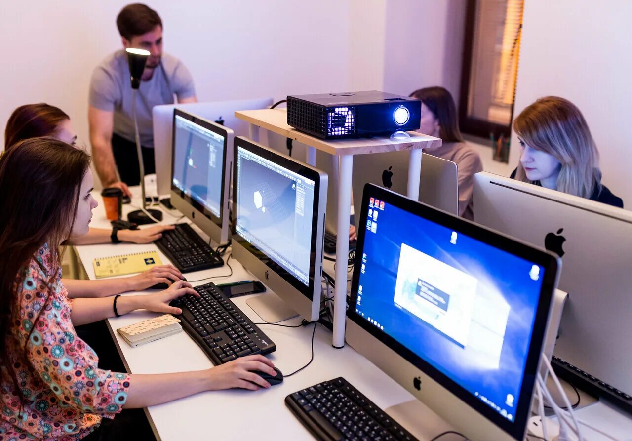 Человек обучается за компьютером. Курсы работаем и учимся. Курсы работаем и учимся. Учебный компьютер. Обучение.