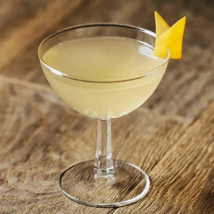 Джин с лимоном. Коктейли джин лимон. Gin fizz коктейль. Рамос физз коктейль. Коктейли джин лимон.
