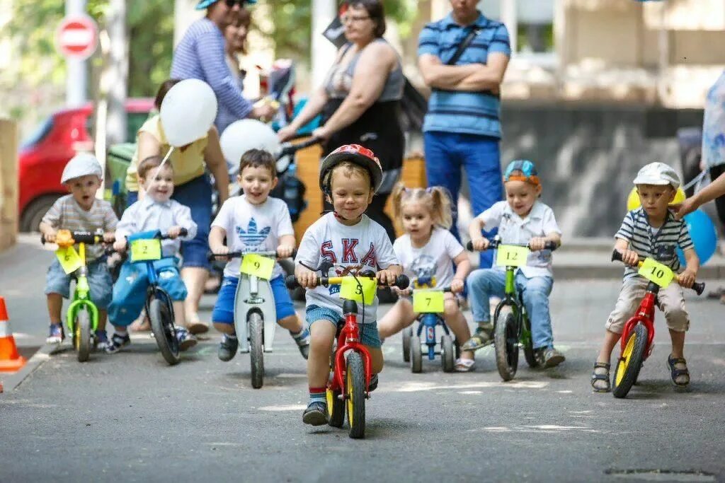Заезд детей осуществляется не более. Дети с велосипедом. Гонки на детских велосипедах. Дети катаются на велосипеде. Велик для детей.