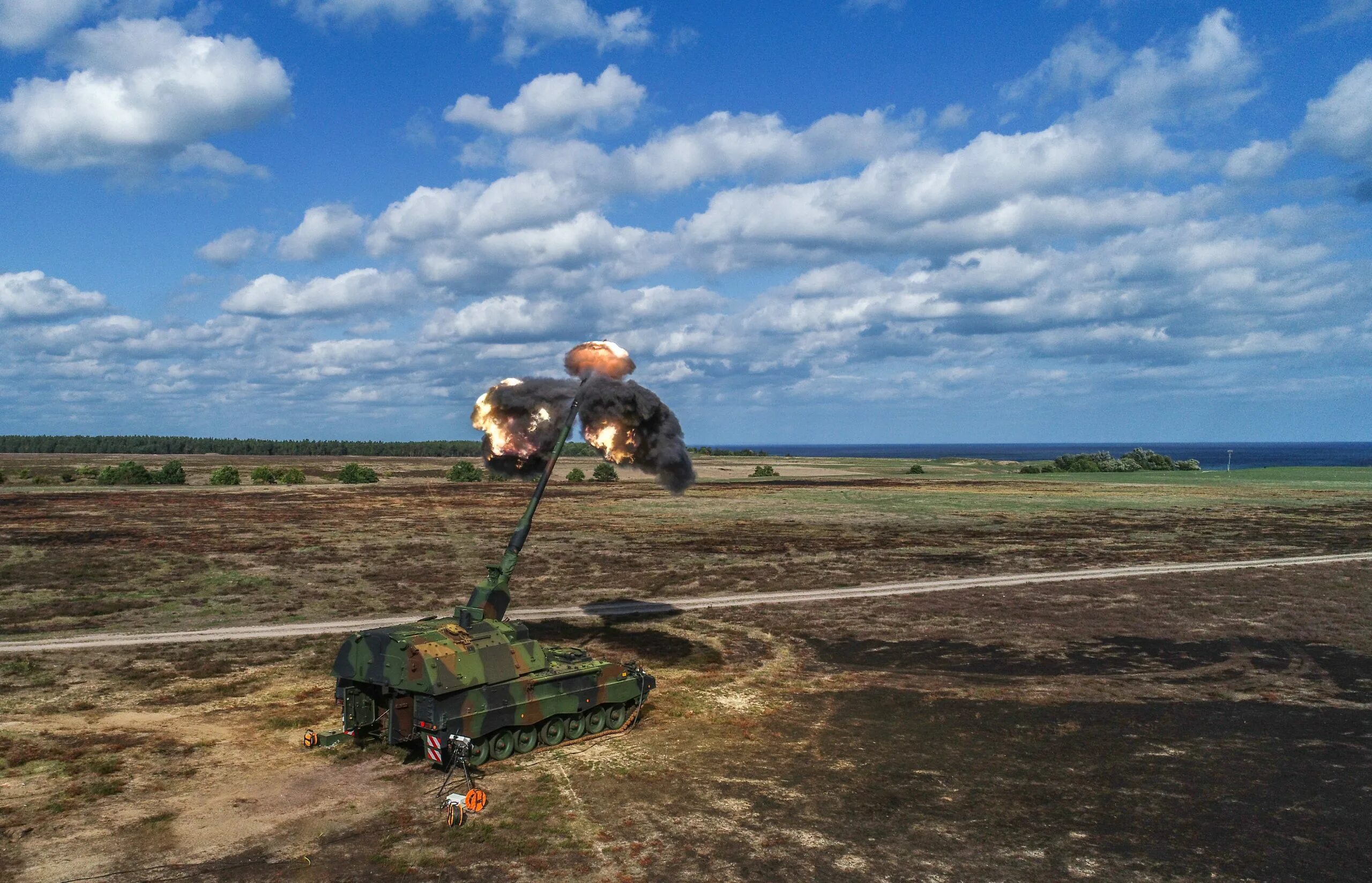 Радиус поражения снаряда. PZH 2000 дальность стрельбы. PZH 2000 дальность стрельбы гаубица. Снаряды 2с35 коалиция. 155мм снаряд радиус поражения снаряда.