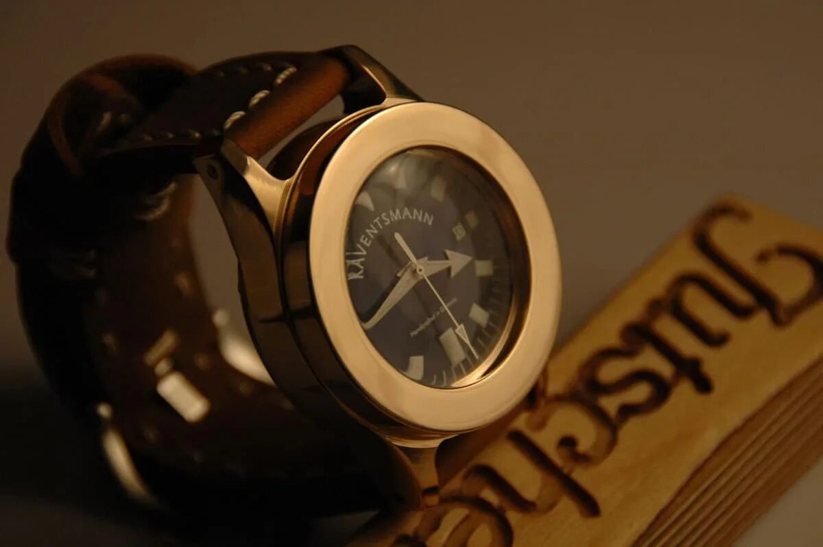 Часы Kaventsmann. Бронзовые часы наручные. Часы в бронзовом корпусе наручные. Бронзовый корпус часов.