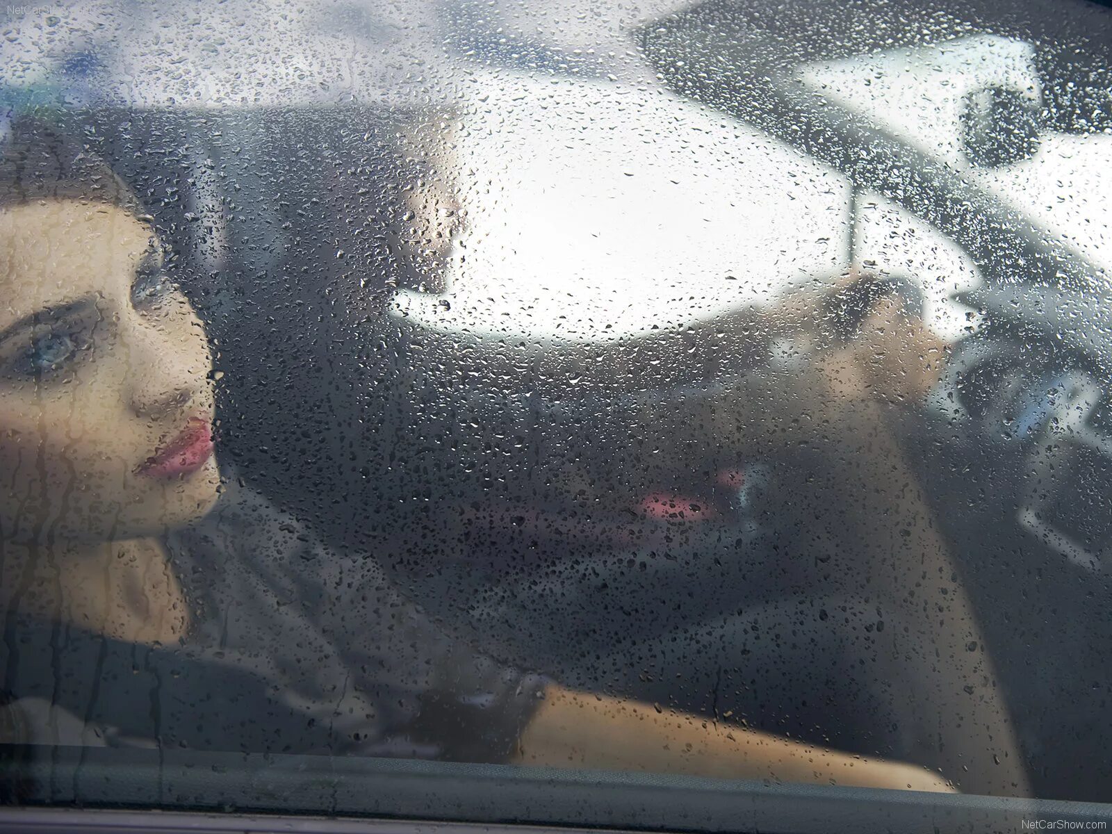 Хорошо в машине в дождь. Девушка в машине под дождем. Девушка за стеклом автомобиля. Девушка в окне машины. Девушка под дождем.