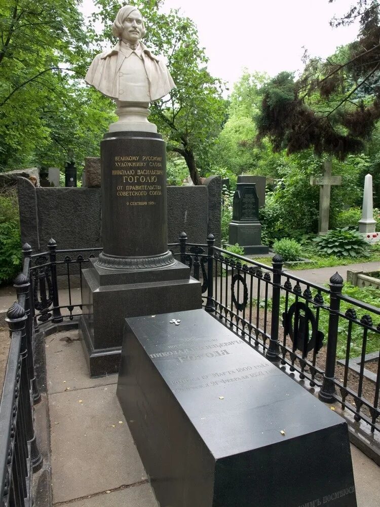 Где похоронены писатели. Новодевичье кладбище Гоголь. Могила Гоголя на Новодевичьем кладбище. Памятник на могиле Гоголя на Новодевичьем кладбище.