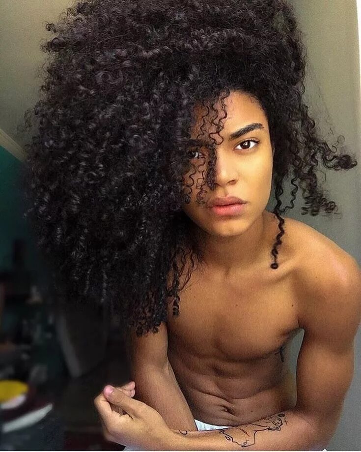 Кудрявые волосы у афро мужчин. Аарон гордон прическа афро. Кудряшки у мужчин. Прическа афро кудри мужская. Эван таннер причёски афро.