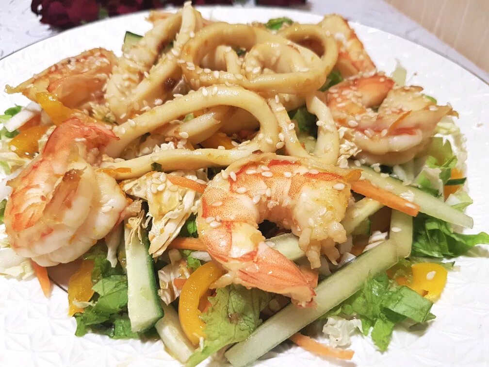 Салат из кальмаров и креветок самый вкусный. Салат с морепродуктами. теплый салат с морепродуктами. пп салат с кальмарами. салат дары моря.