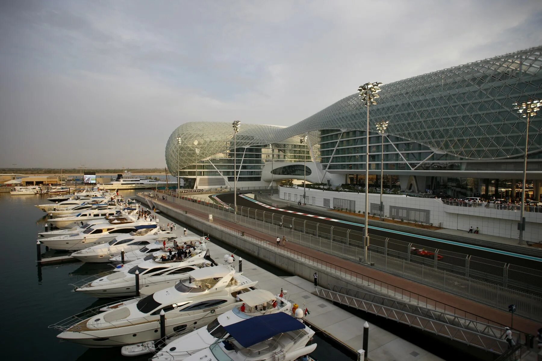 Yas Viceroy в Абу-Даби.. Отель Абу Даби f1. Отель в Абу Даби формула 1. Объ яс