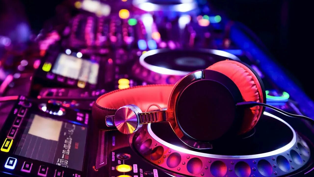 Диджей в клубе. Стол диджея. Диджейская вечеринка. Картинки DJ на рабочий стол