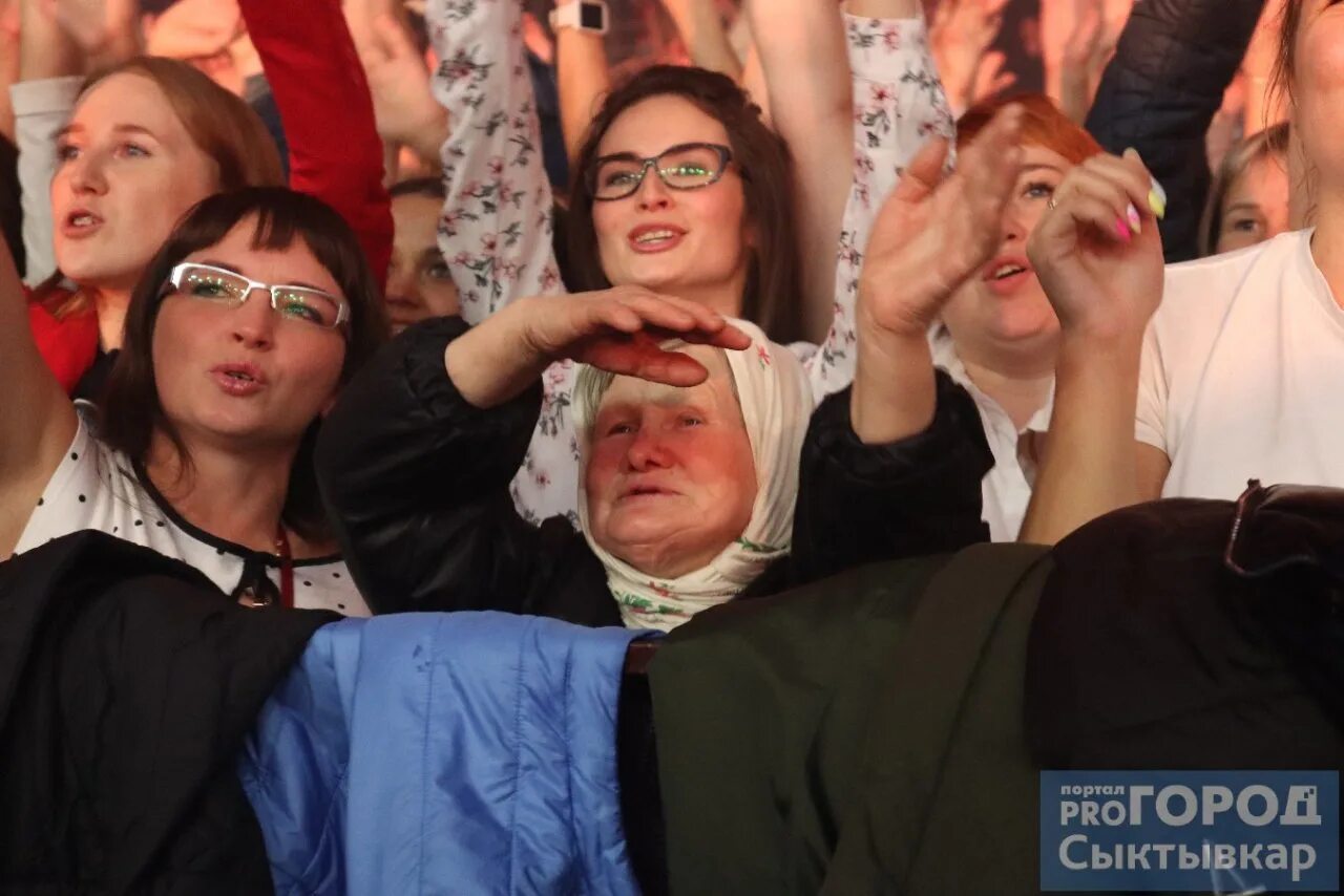 Диско бабушка сыктывкар. Киркоров пляшет. Бабушка из сыктывкара на концерте. Сыктывкар бабки. Бабушка из сыктывкара на концерте.