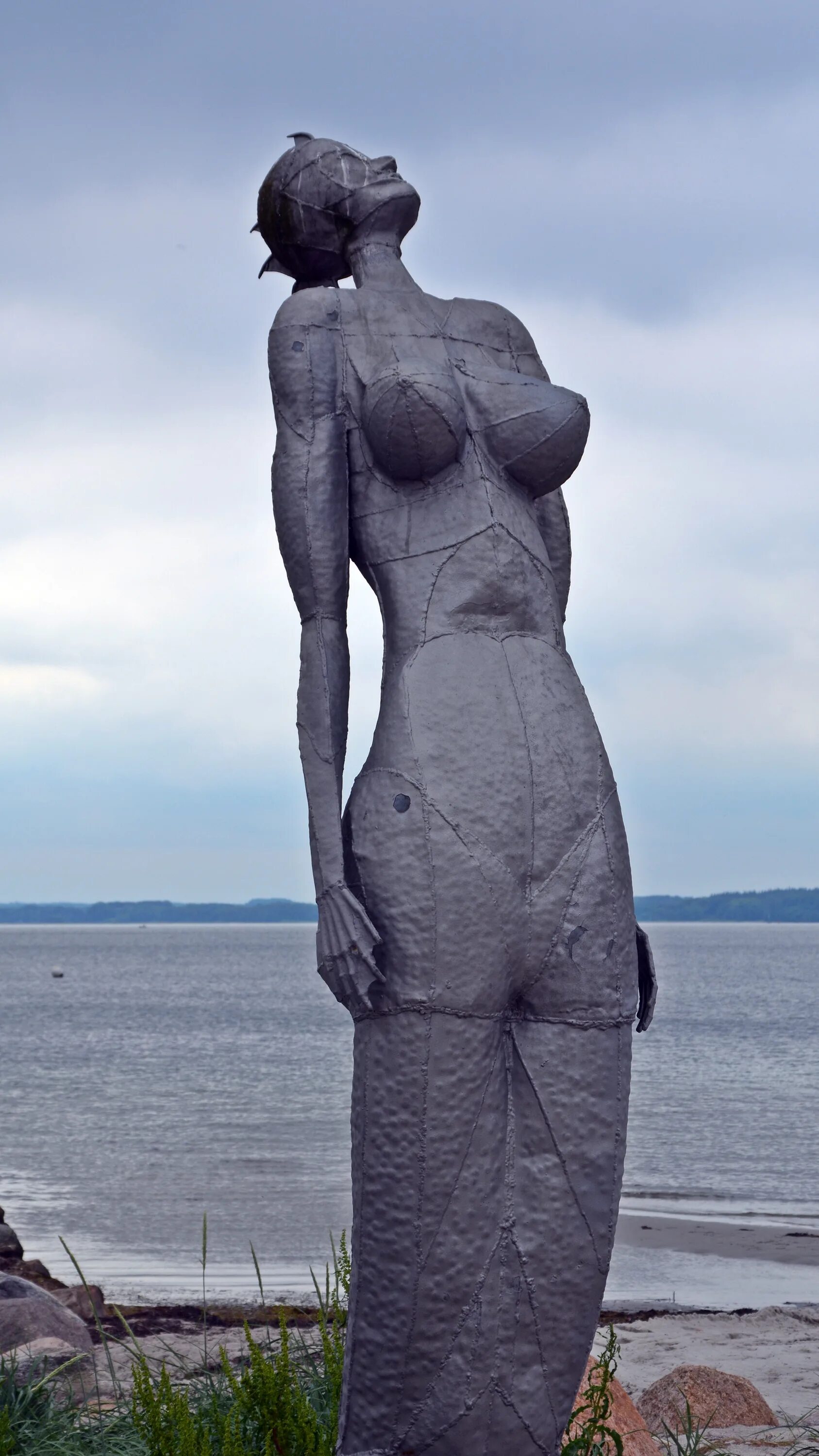 Stone woman. Фарерские острова статуя Копаконан. Статуя женщины-тюленя Фарерские острова. Скульптура девушки. Женская каменная статуя.