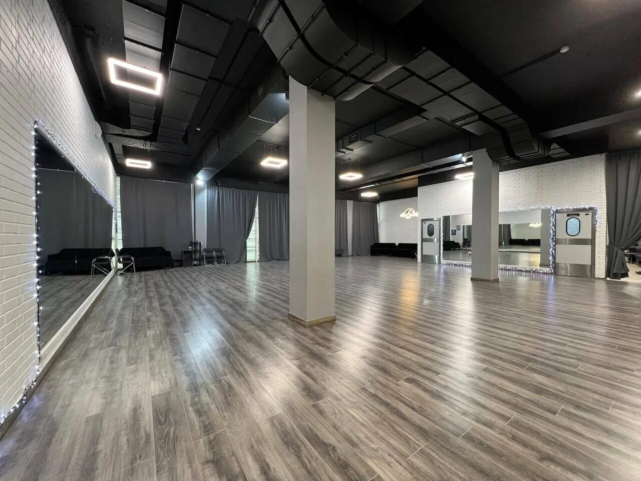 Powerhouse gym дмитровское шоссе 98. Салон педикюра в розовом цвете. Зеркальный маникюрный кабинет. Дизайн салона ногтей. Танцевальные залы.