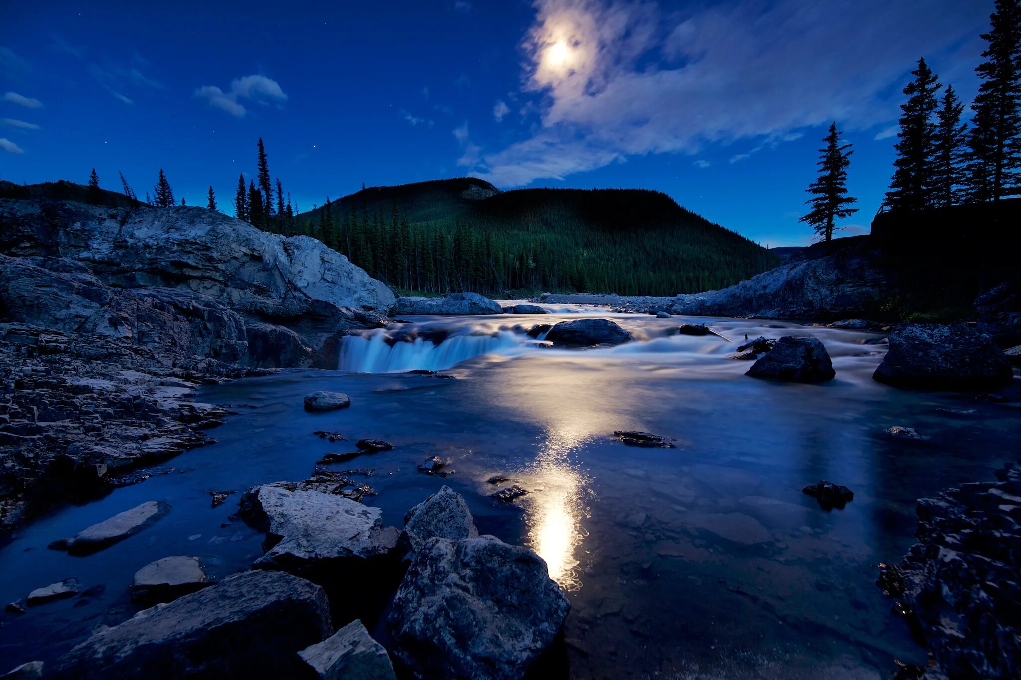 Луна и водопад. Горная река ночью. Горы река ночь. Природа ночью.