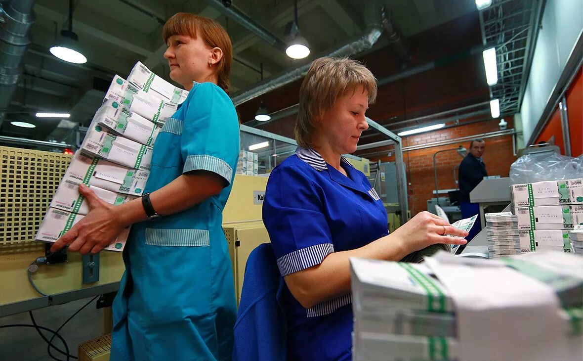 Пермская печатная фабрика гознак. Завод печатающий деньги. Печать денег сша. Деньги печатать. Завод денег в россии.