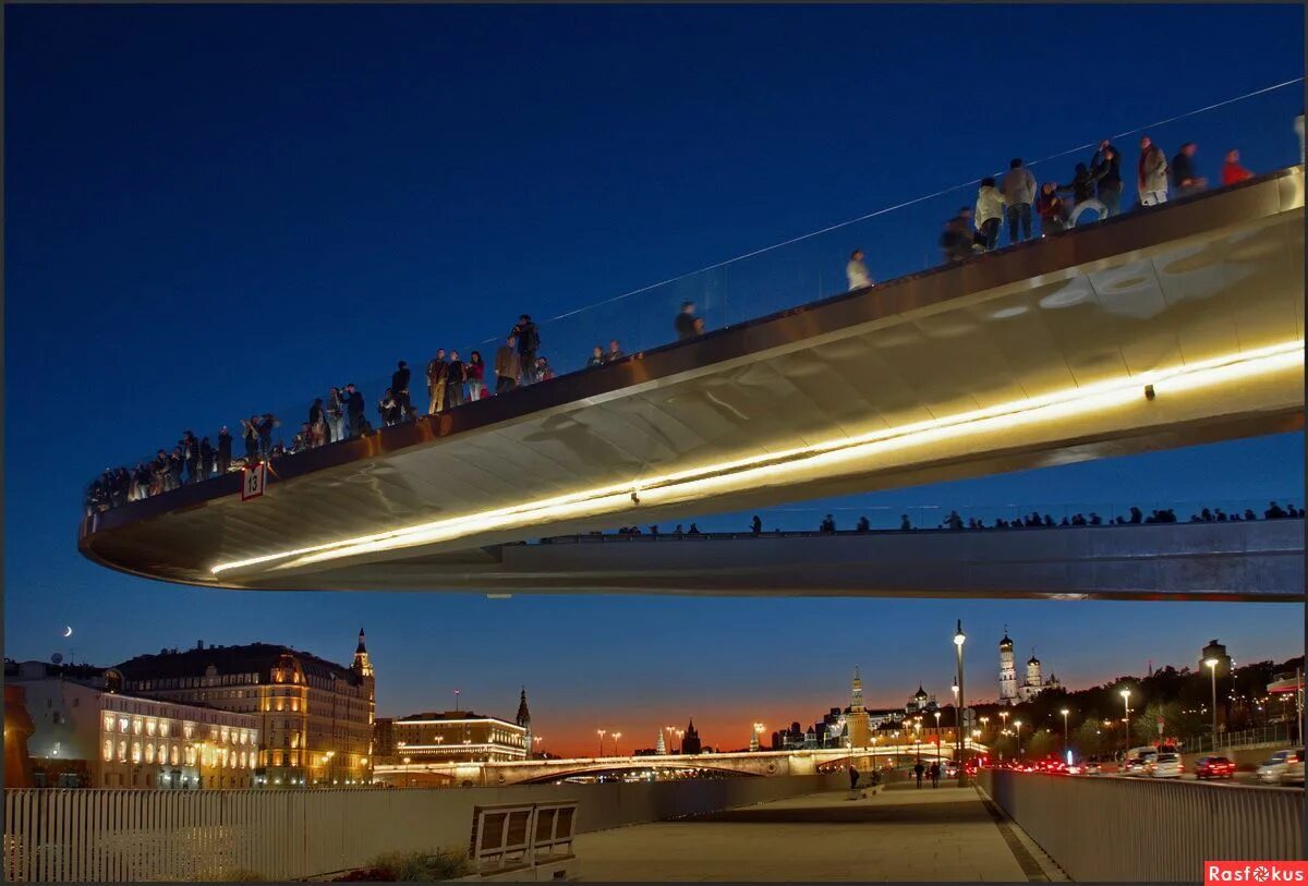 Вечерняя москва медиацентр. Парк зарядье мост. Парк зарядье метро. Парк зарядье парящий мост. Парящий мост в москве в парке зарядье.