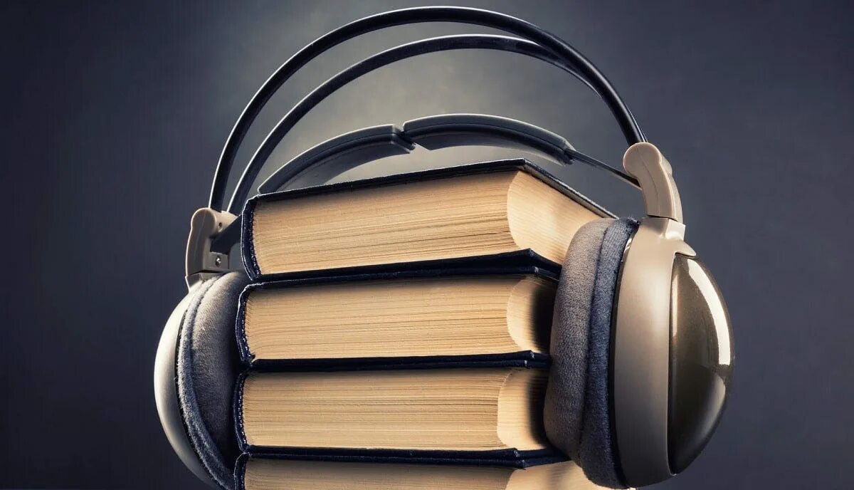 Лучшие аудиокниги которые стоит послушать каждому. Книга и наушники. аудиокниги обложки. аудио книжки. наушники для аудиокниг.