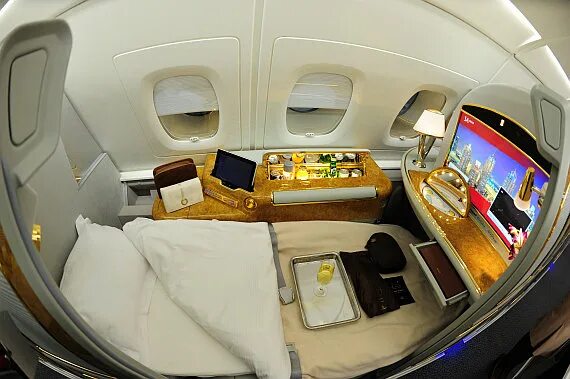 Сухаревская площадь 10 эмирейтс. А380-800 эмирейтс бизнес класс. a380-800 emirates 2 этаж. airbus a380 emirates второй этаж. airbus a380 emirates лестница.