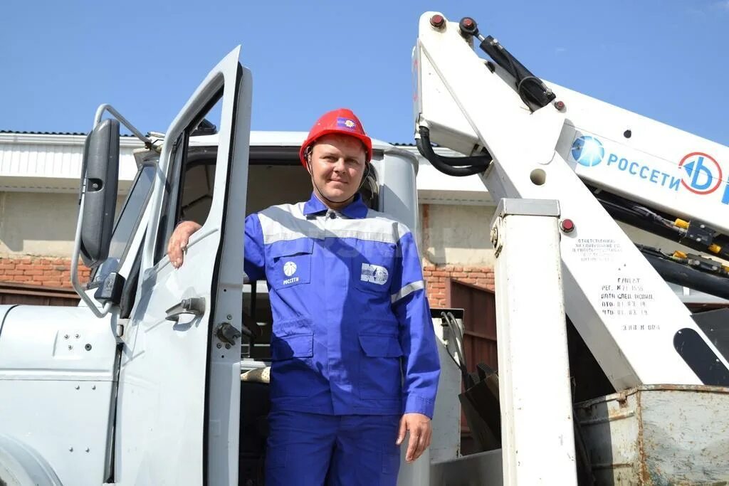 машинист автовышки (агп). нефтяники роснефть. камаз 43114 автовышка. вакансии агп вахта. кран подъемник строительный.