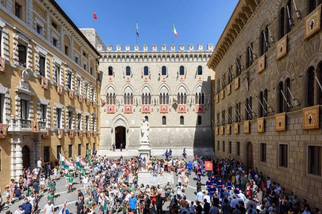Monte paschi. Палаццо салимбени сиена. монте дей паски ди сиена. monte dei paschi di siena банк. loggia mercanzia siena фото.