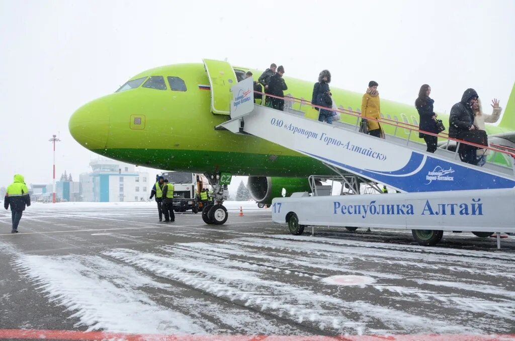 S7 горно алтайск. Аэропорт Горно-Алтайск. Алтай аэропорт Горно-Алтайск. Горно-Алтайск аэропорт самолеты. Аэропорт Горно-Алтайск Трансаэро.