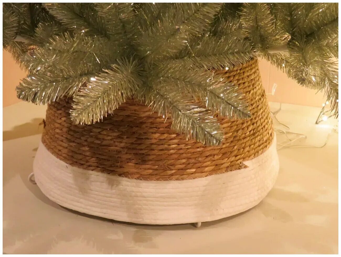 Корзина под елку вязаная. Джутовые корзины для хранения. Как сделать джутовую корзину под елку. Корзина из картона и шпагата. Как сделать джутовую корзину под елку.