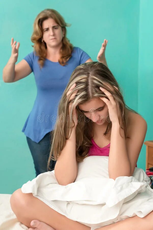 Мать наказала дочку. Мама ругает подростка. Мать кричит на подростка. Мама ругает дочь подростка. Мама кричит на дочь подростка.