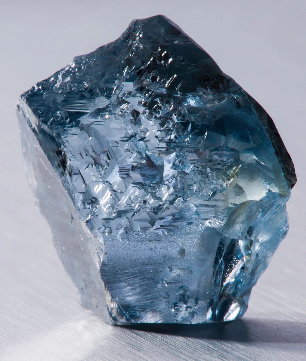 Алмазы какое ископаемое. Неграненыйалмаз камень. Алмаз неограненный камень. Алмаз минерал необработанный. Алмаз Кристалл неограненный.