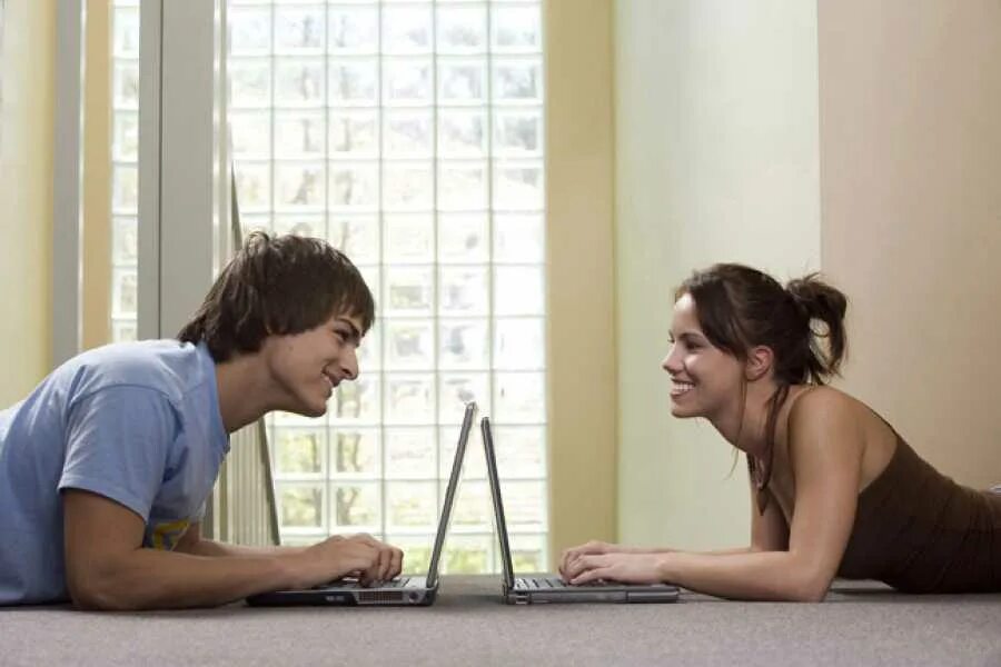 Соц сети знакомства с девушкой. Разговор в интернете. Общение в сети. Парень и девушка переписываются. Девушка переписывается с парнем в интернет.