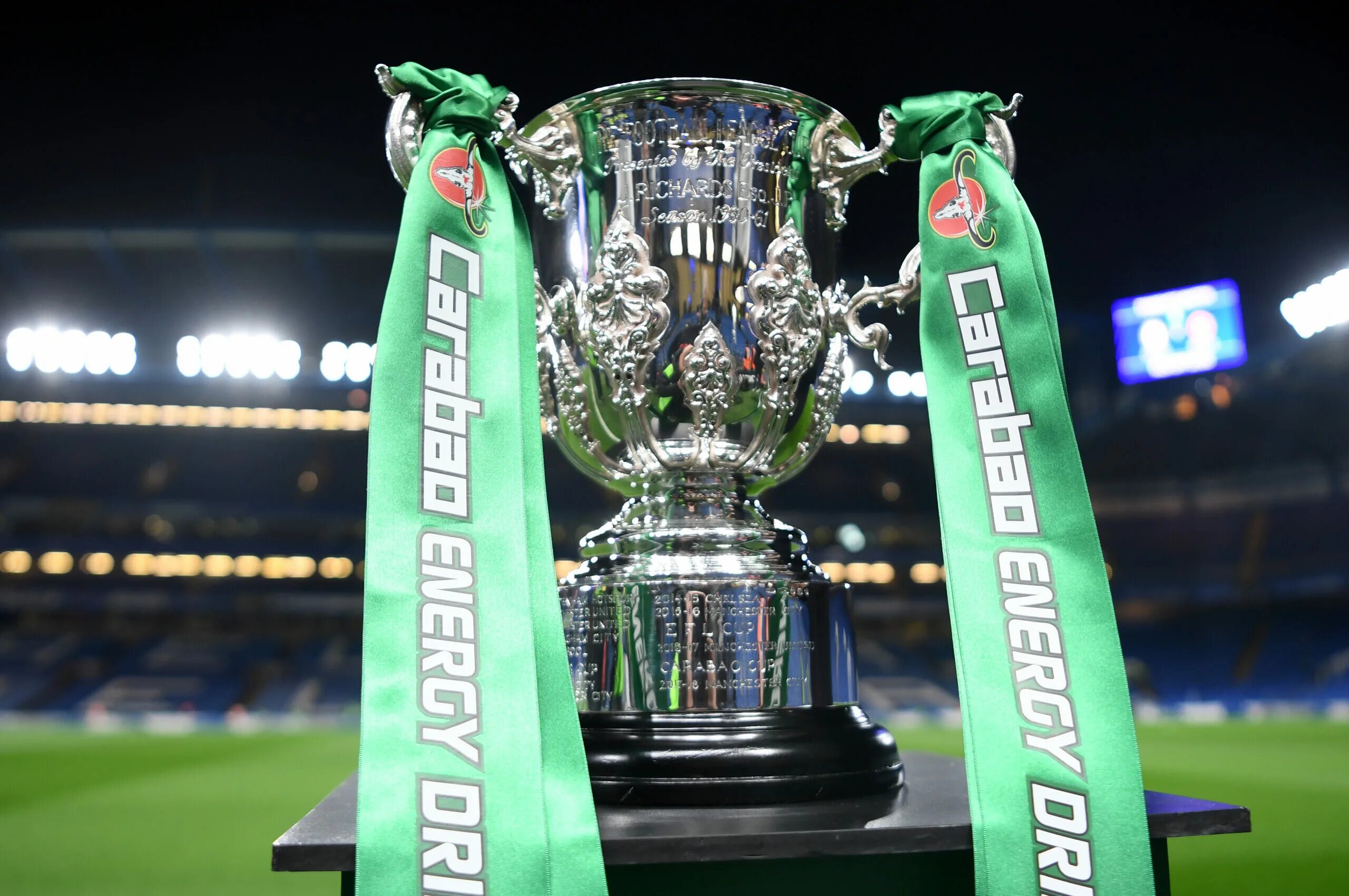 Лига cup. Кубок Карабао в Англии. Карабао кап Кубок. Carabao Cup трофей.