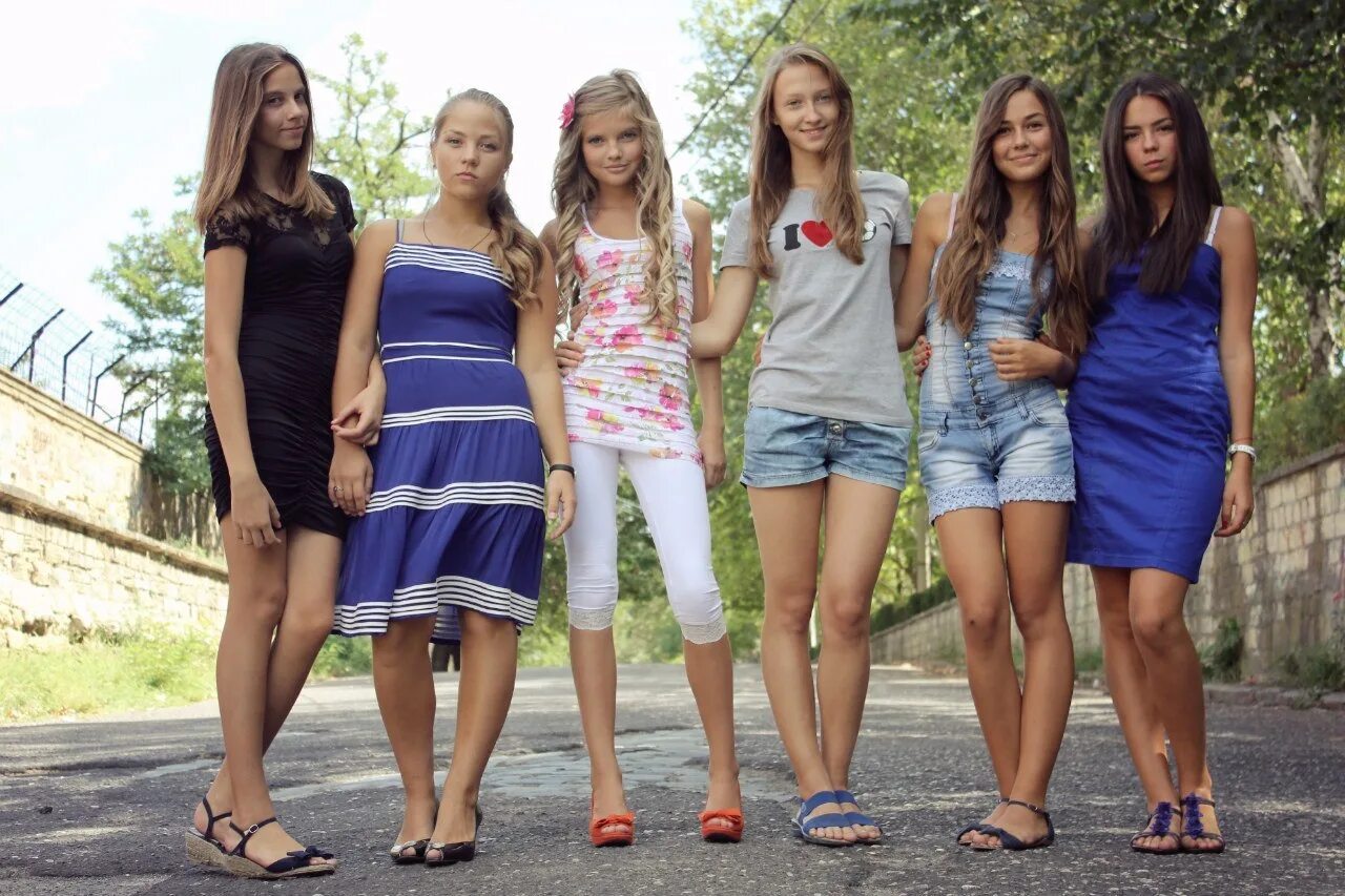Группа девушек 13 лет. Группа девушек. Группа девушек 14 лет. Несколько девочек 14 лет. Лето 15 16