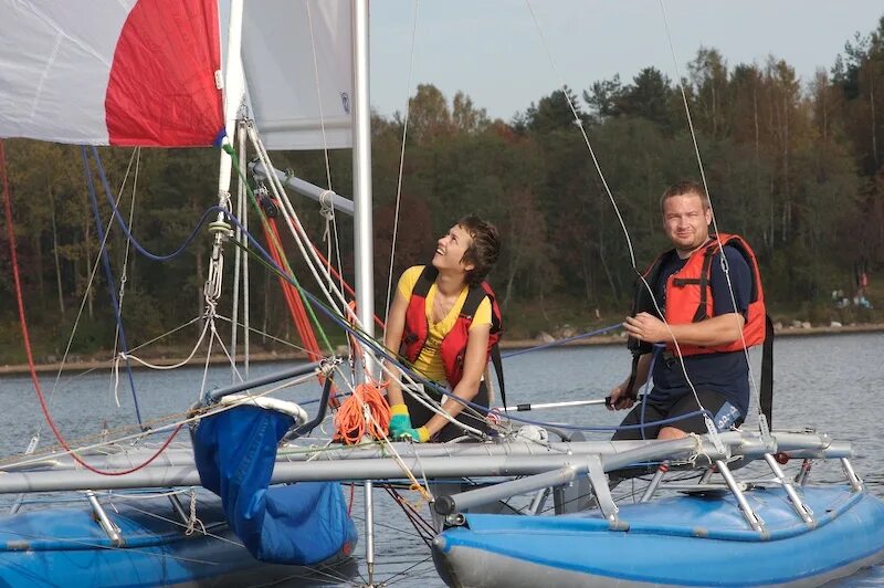 под гиком. палуба для катамарана из фанеры. катамараня. Yarkat парусный катамаран. под гиком форум.