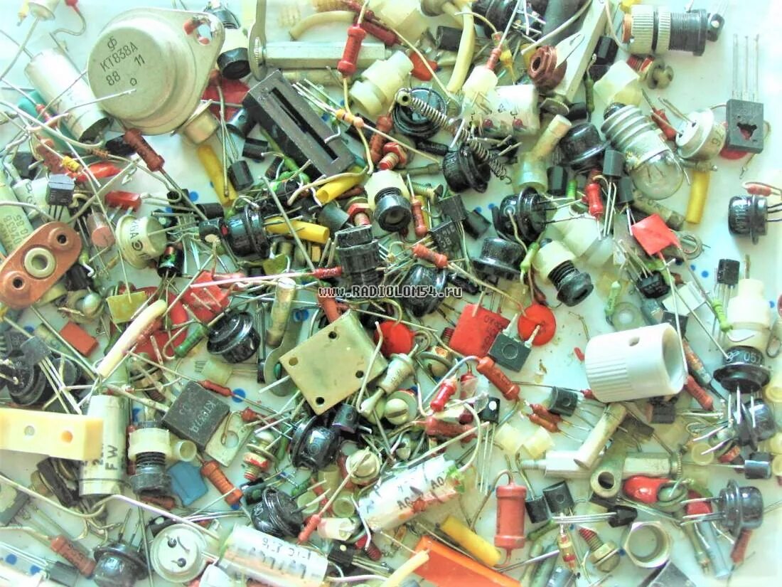 советские радиодетали. советские радиодетали. радиодетали конденсаторы металл. скупка радио. радиодетали лом.