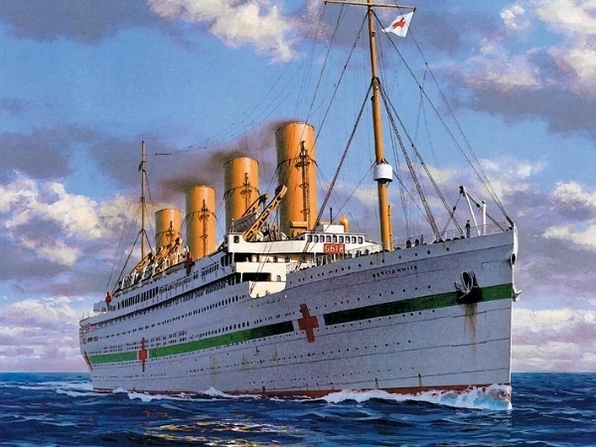 Включи олимпик. HMHS Britannic. Британик корабль крушение. Олимпик Титаник Британик. Британик корабль Британик.