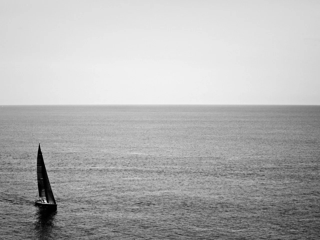 Черно белый океан. Море черно белое. Море Горизонт. Море яхта черно белая.