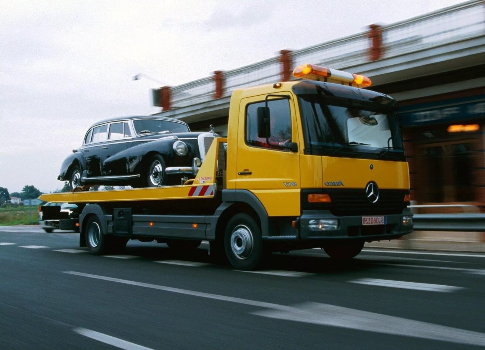 Эвакуация легковых автомобилей. Мерседес 804 эвакуатор. Mercedes Benz Atego эвакуатор. Мерседес 208 эвакуатор. Tow Truck эвакуатор.