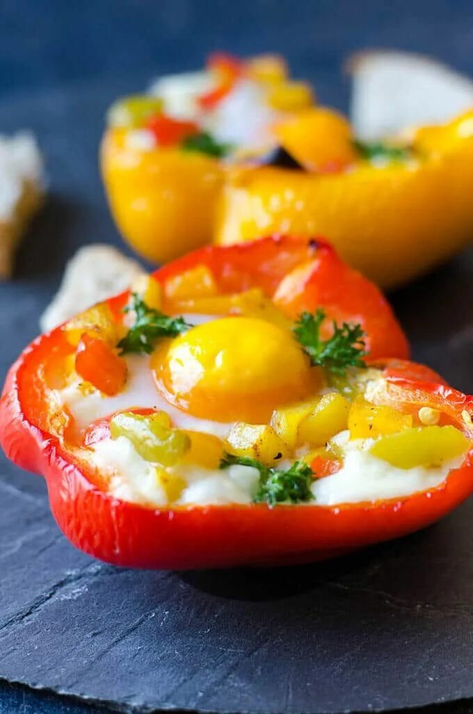 Запеченное яйцо с овощами. Фаршированный перец с беконом. яйцо в перце. яйцо в болгарском перце. вкусный завтрак.
