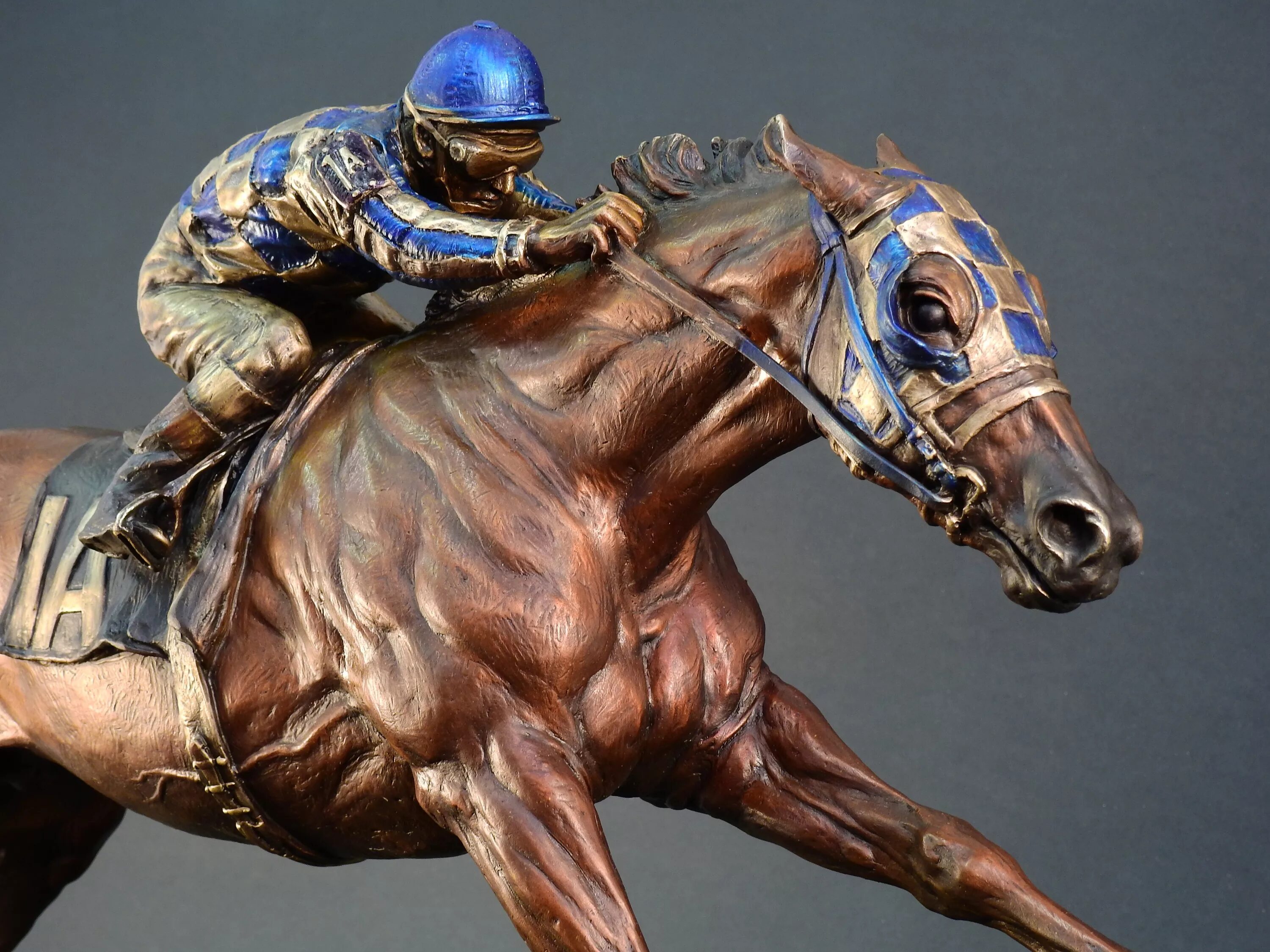 Конь рыжик секретариат. Скаковая лошадь секретариат. Секретариат белмонт стейкс. Жокей на секретариате. Английская чистокровная секретариат.