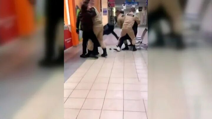 Драка в тц. Драка в тц. Драка в тц. Охранники драка в торговом центре. Драка в москве 19 февраля в тц.