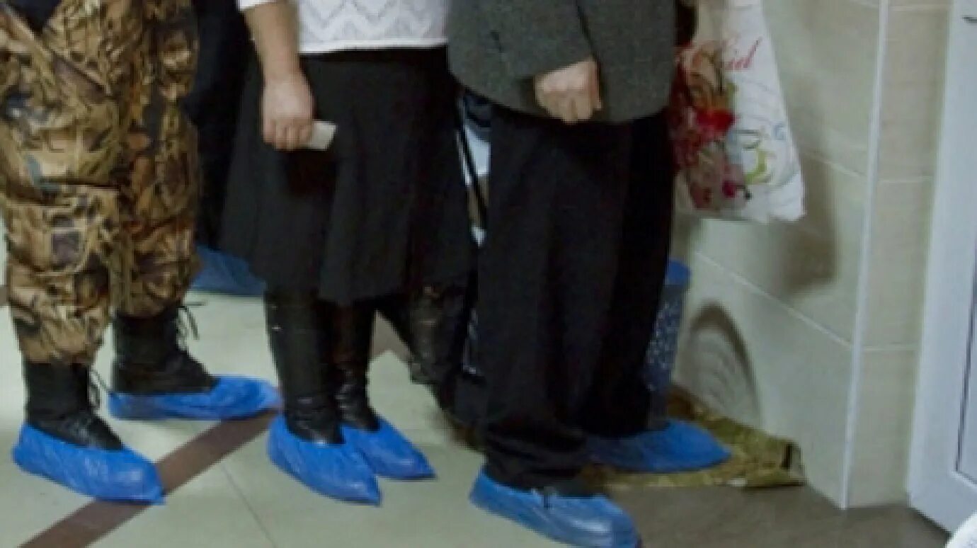 Бахилы галоши 1920-х годов. Бахилы в клинике. Бесплатные бахилы в поликлинике. Бахилы в клинике. Ботинки в бахилах.