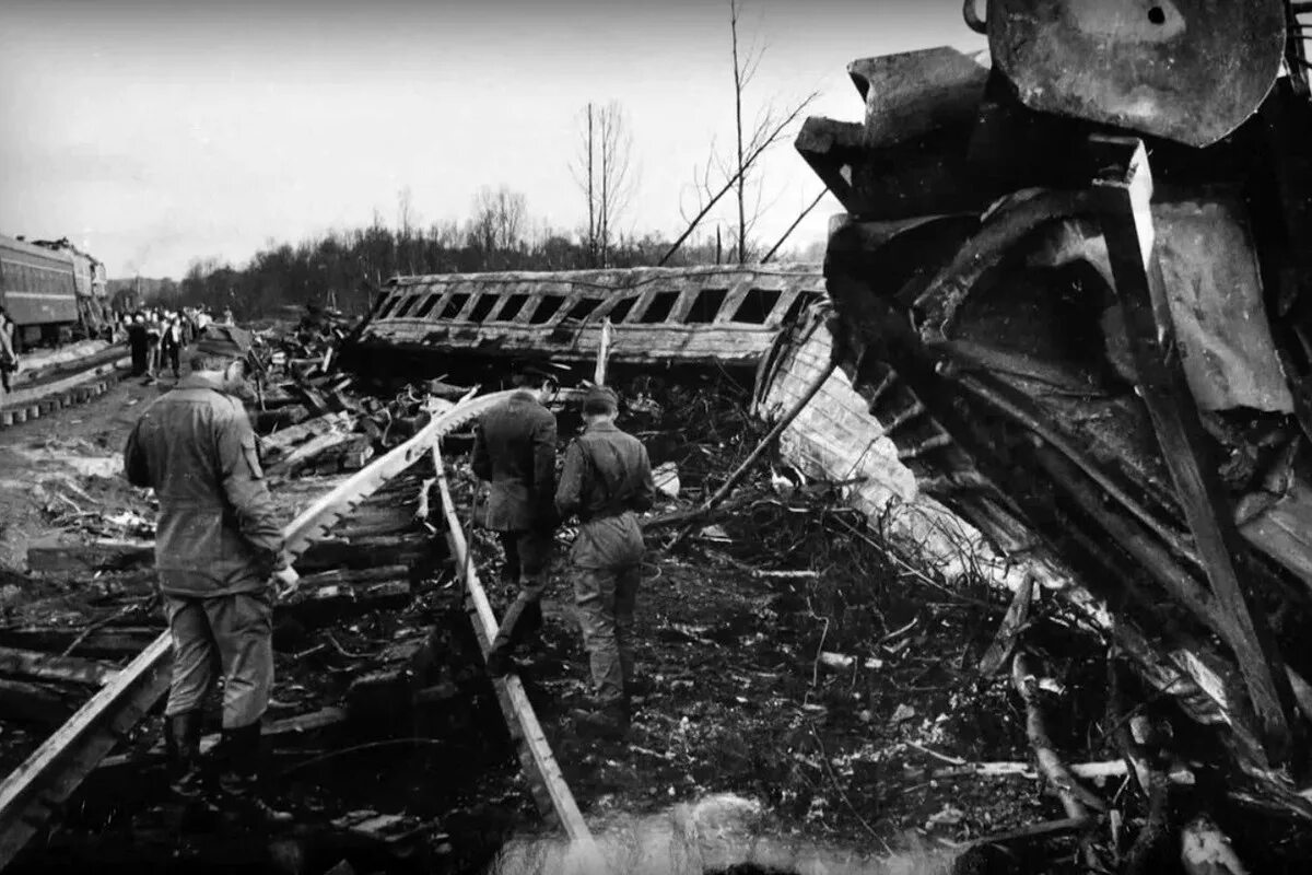 10 июня 1989. Железнодорожная катастрофа аша улу теляк 1989. Катастрофа поезда новосибирск адлер 1989 года. Катастрофа аша улу-теляк 1989. 10 июня 1989.