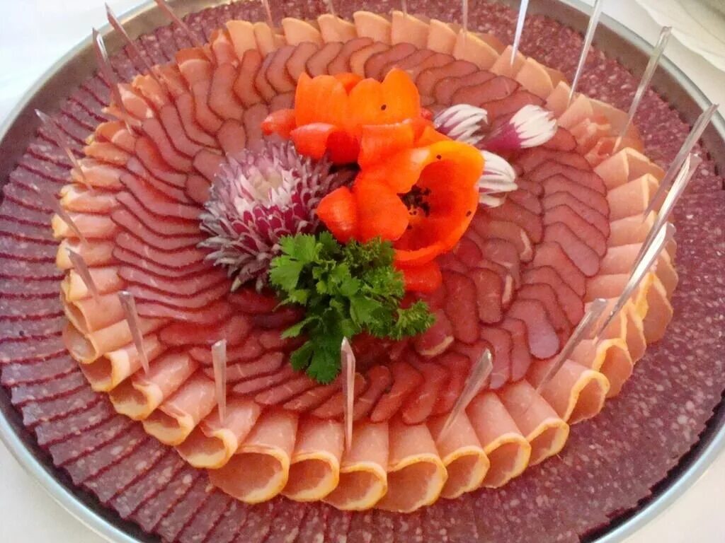 Как сделать нарезку из видео. Мясная нарезка. красиво выложить нарезку. красивая мясная нарезка. мясная нарезка на праз.