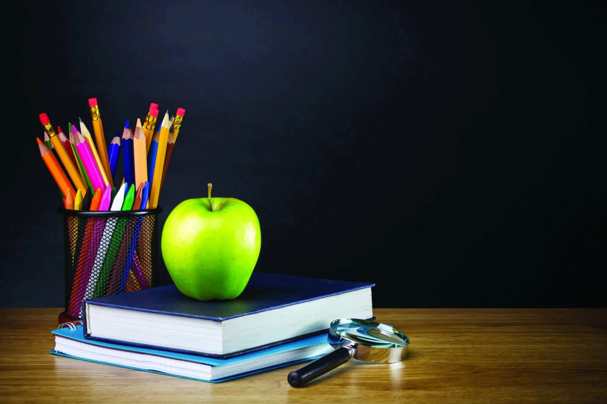Предмет в школе под. Школьные принадлежности. Школьные принадлежности. Школьные приметы. Фон школа.