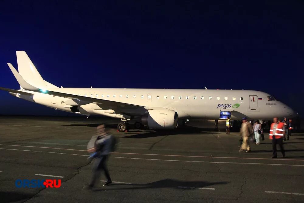 Аэропорт орск сверху. Аэрофлот в орске. Аэропорт орск самолёты. Самолеты в орске. Самолеты в орске.