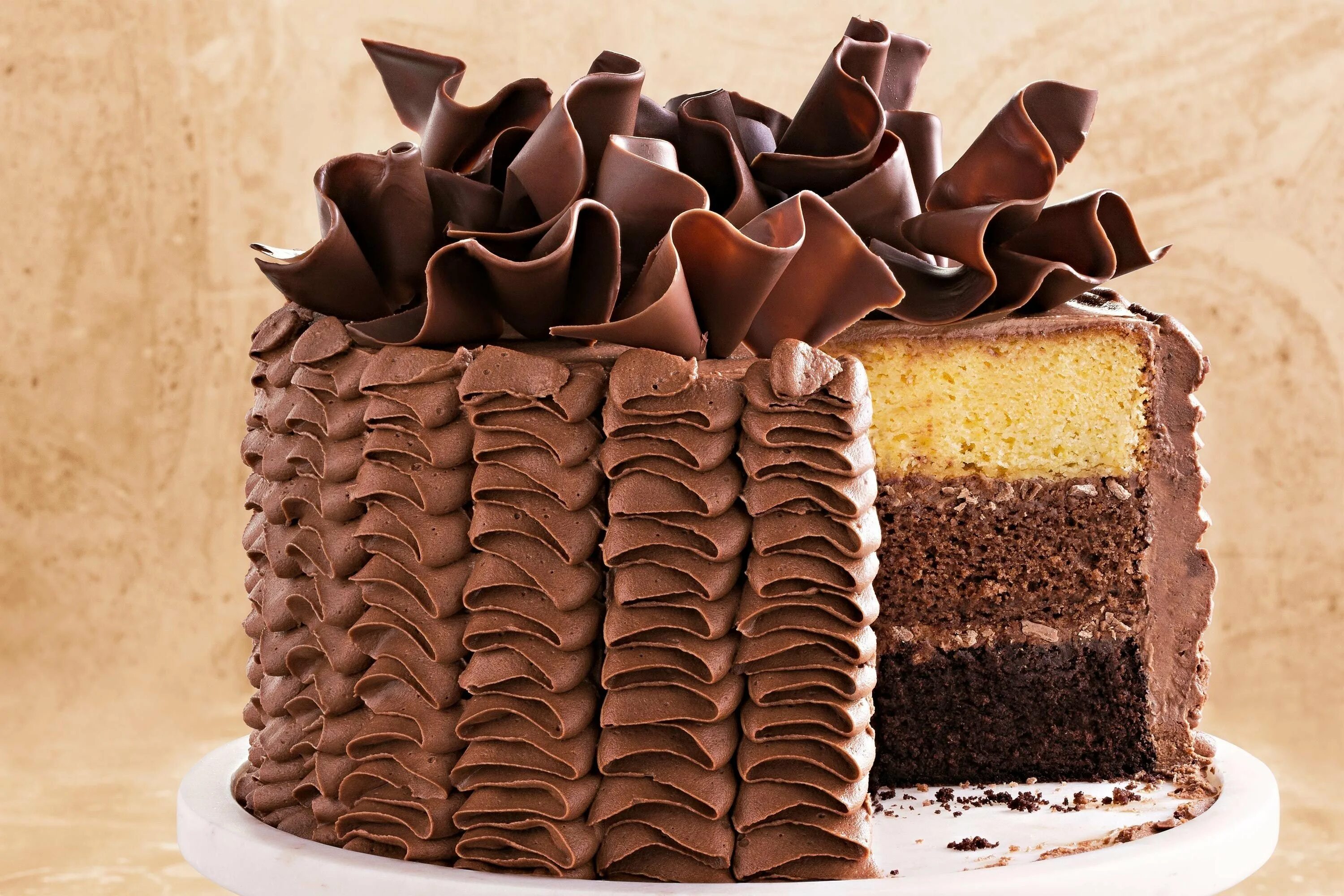 Крем для шоколадных коржей. Торт с шоколадным декором. Украшение шоколадного торта. Украшение торта шоколадной стружкой. Декор торта с шоколадной стружкой.