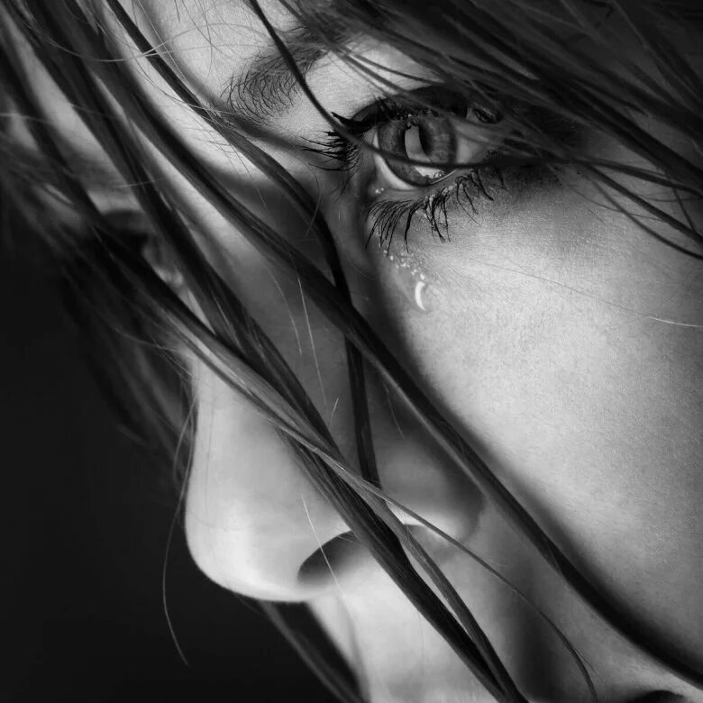 Слезы на стекле. Ася тынкова. Женщина грустит. Картинки грустные со слезами. Одиночество девушка.