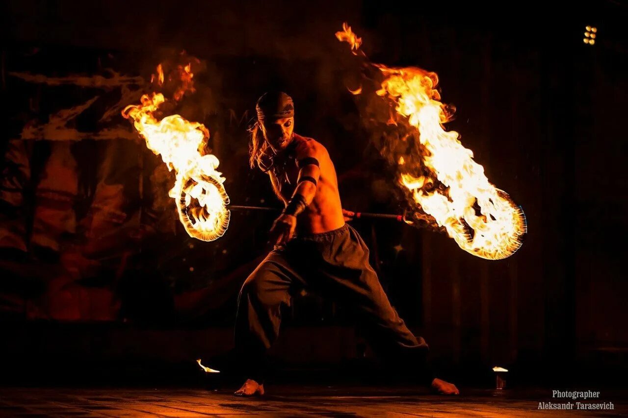 Огонь фаер шоу. Фаер шоу вектор. Костюмы для фаер шоу. Дыхание огня. Цирк огненное шоу.